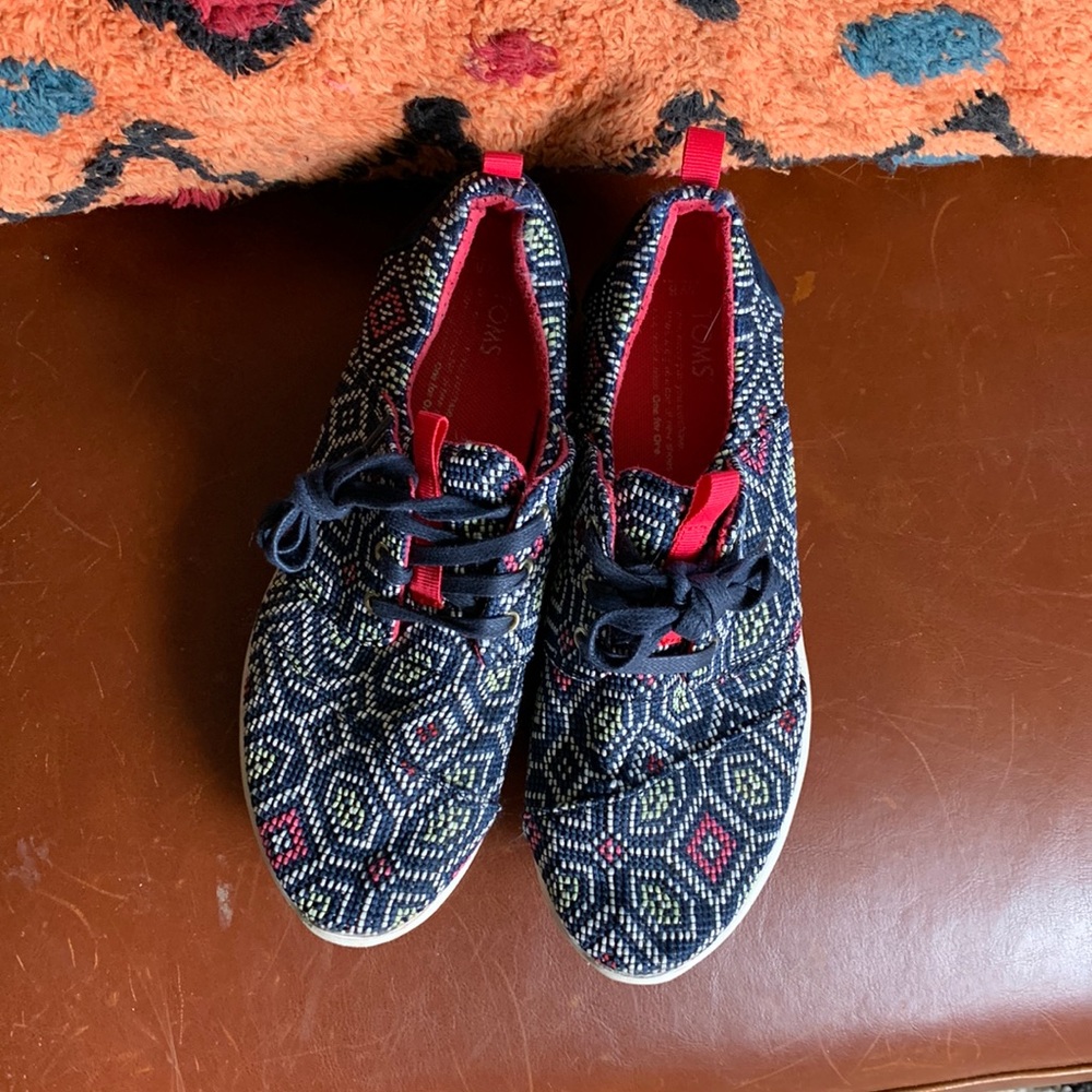 TOM’S Tribal Lace up Sneakers size 8